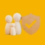 L'Assurance vie vs assurance prêt des banques : Le choix est facile Pions symbolisant une famille avec un signe de sécurité à côté. Symbolise la protection de l'assurance vie. photo de l'article : pion-L’Assurance vie vs assurance prêt des banques : votre bouclier financier sur mesure
