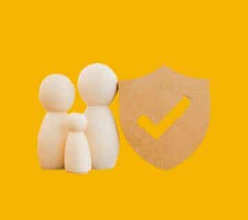 Pions symbolisant une famille avec un signe de sécurité à côté. Symbolise la protection de l'assurance vie. photo de l'article : pion-L’Assurance vie vs assurance prêt des banques : votre bouclier financier sur mesure