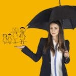 L’assurance vie temporaire vs permanente : le meilleur choix Femme avec parapluie et dessin d'une famille pour article L’assurance vie temporaire : le meilleur choix pour protéger vos proches et optimiser votre capital - Site Magnolia Gestion assurance vie en ligne