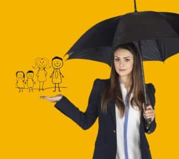 Femme avec parapluie et dessin d'une famille pour article L’assurance vie temporaire : le meilleur choix pour protéger vos proches et optimiser votre capital - Site Magnolia Gestion assurance vie en ligne